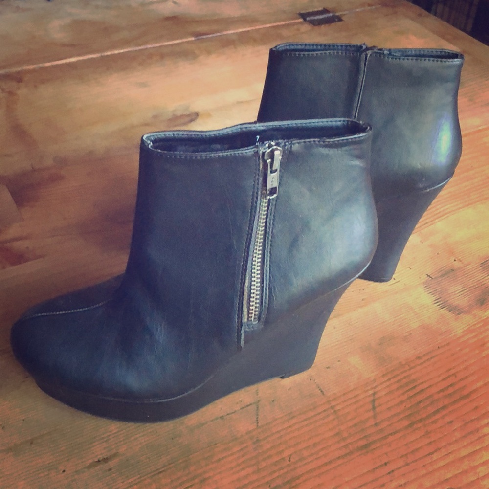 Leather Zip Wedge booties in black!